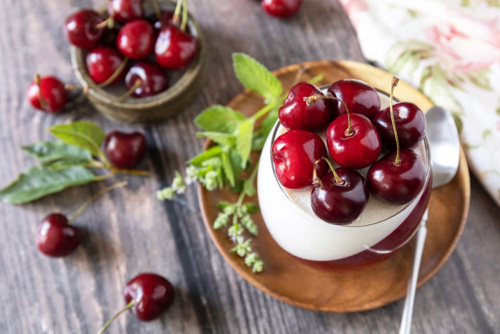 Góra cukru obok czereśni, które mimo swojego naturalnego smaku zawierają sporą ilość węglowodanów.