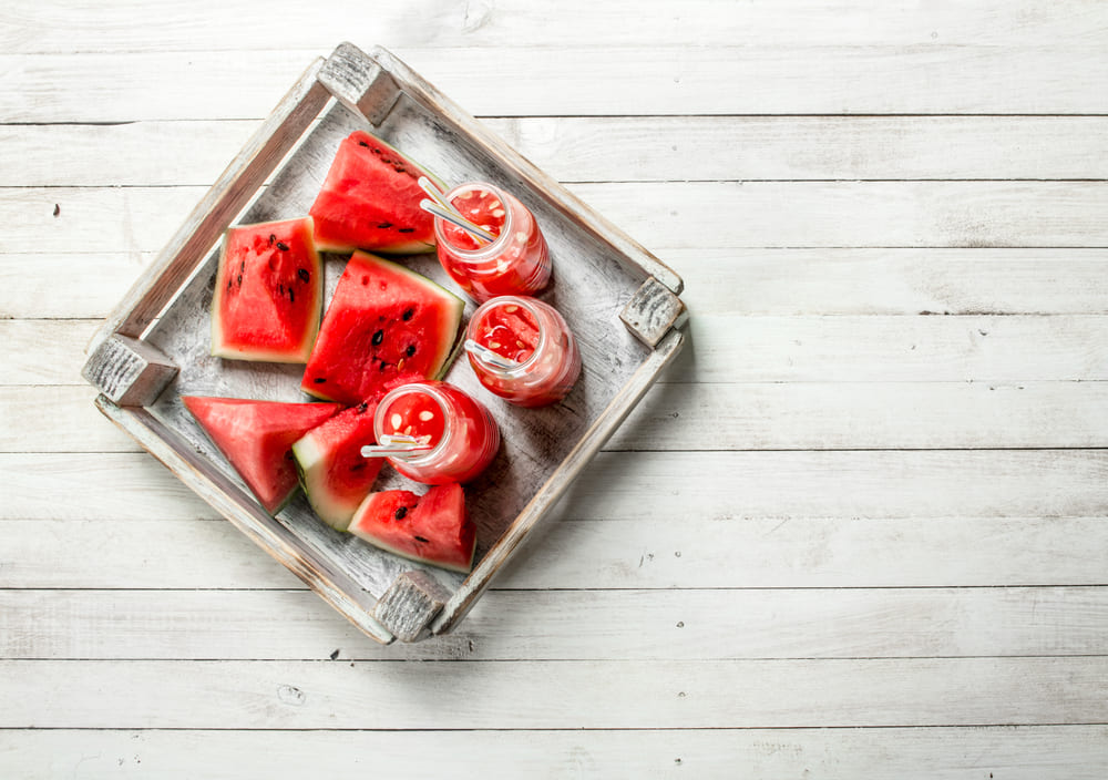 Catering dietetyczny, w którym uwzględniono arbuzy jako smaczny i zdrowy element zbilansowanej diety.