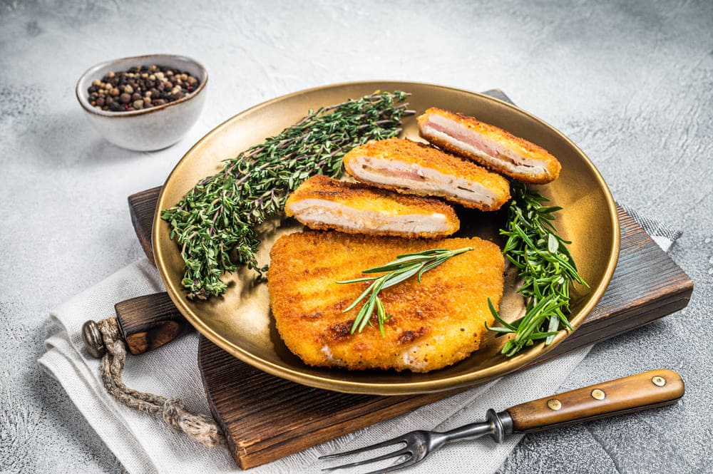 Kotlet schabowy, przygotowany w cateringu dietetycznym z użyciem smalcu, jako tradycyjnego składnika kuchni polskiej.