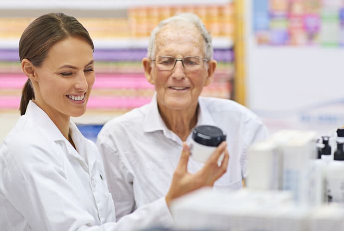 Dziadek rozmawia z farmaceutą na temat skutków nadmiaru cynamonu w organizmie.