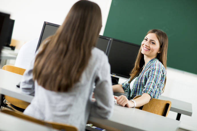 Studentka rozmawia ze swoim wykładowcą o przeciwwskazaniach do stosowania siemienia lnianego.