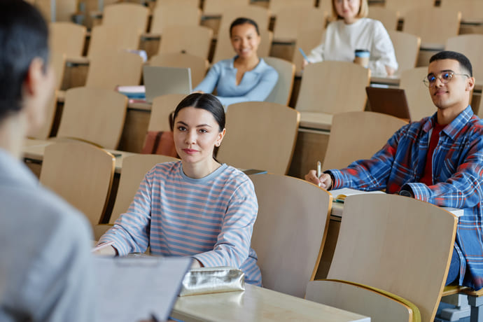 Student słucha wykładu o korzeniu maca.