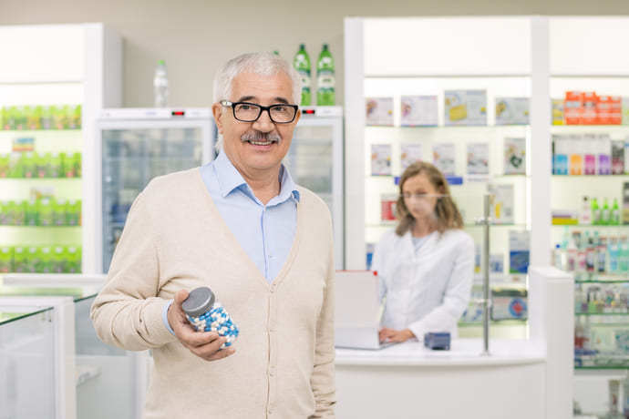 Starsza pani się farmaceuty o skutki nadmiaru korzenia maca w organizmie.