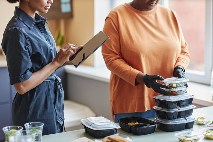 Kobieta zamawia catering dietetyczny i przy okazji pyta się, czy zawiera on jagody acai.