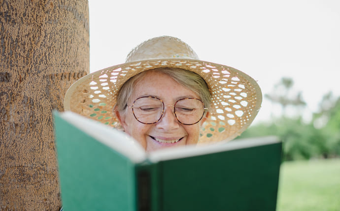 Starsza pani czyta książkę m.in. o cechach żeń-szenia.