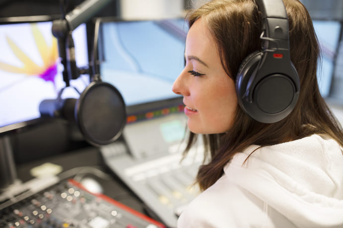 Kobieta słucha programu radiowego - tematem są przeciwwskazania do stosowania żeń-szenia.