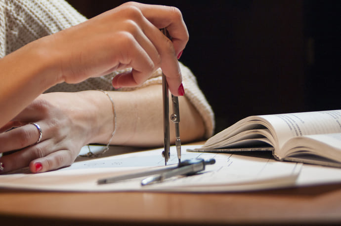 Studentka pisze pracę magisterską m.in. na temat skutków nadmiaru kombuchy.