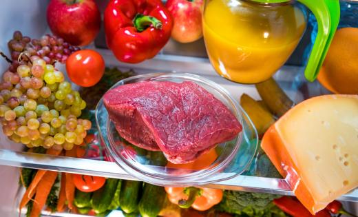 Rozmrażanie mięsa w lodówce należy do najbezpieczniejszych metod, ponieważ hamuje proces rozwoju szkodliwych mikroorganizmów.