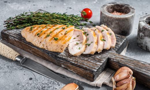 Filet z piersi kurczaka w FitApetit to chude źródło białka. Umożliwia sycące posiłki bez nadmiaru tłuszczu. Dodaje wartości odżywczych w planie diety pudełkowej.