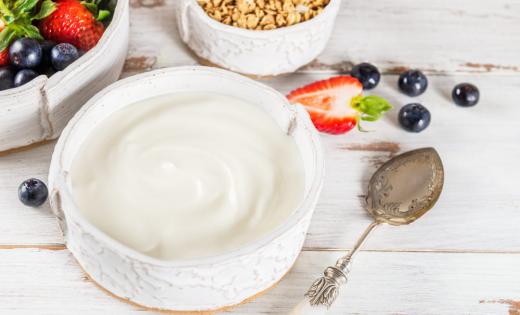 Jogurt grecki w FitApetit zapewnia gęstą konsystencję i dodatkowe białko. Wspomaga florę bakteryjną dzięki kulturom bakterii. Umożliwia tworzenie lekkich, a zarazem sycących dań.