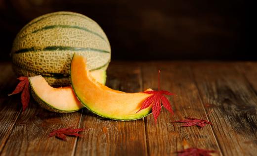 Melon w FitApetit dodaje soczystego i orzeźwiającego akcentu. Zawiera dużo wody oraz naturalną słodycz. Idealny do sałatek i jako deserowy element diety pudełkowej.