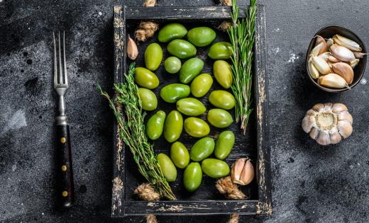 Oliwki zielone w FitApetit cechuje mniejsza dojrzałość i jaśniejszy, świeży smak. Dostarczają witamin i zdrowych tłuszczów. Idealne w sałatkach, pastach i przystawkach diety pudełkowej.