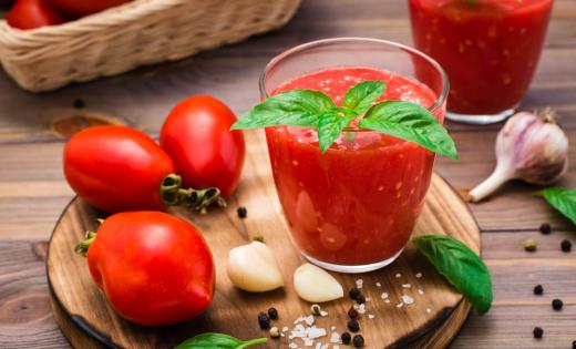 Passata pomidorowa w FitApetit dostarcza skoncentrowanego smaku pomidorów. Nie zawiera zbędnych konserwantów ani nadmiaru soli. Idealna do sosów, zup i zapiekanek.