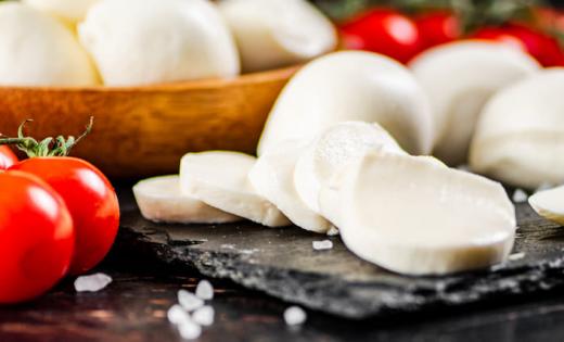 Mozzarella w FitApetit oferuje delikatny, mleczny smak i miękką konsystencję. Wzbogaca sałatki, kanapki i zapiekanki. Dodaje wartości odżywczych, nie obciążając nadmiernie jadłospisu.