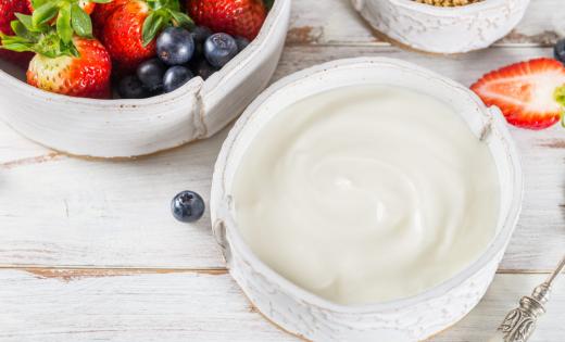 Skyr naturalny w FitApetit odznacza się gęstą konsystencją i wysoką zawartością białka. Idealny do deserów i sosów. Pomaga utrzymać sytość w codziennej diecie.