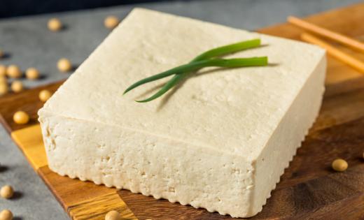 Naturalne tofu w FitApetit dostarcza białko sojowe, pozbawione cholesterolu. Wchłania smaki przypraw i sosów, pozwalając tworzyć różnorodne potrawy. Lekkie i przyjazne dla osób na diecie.